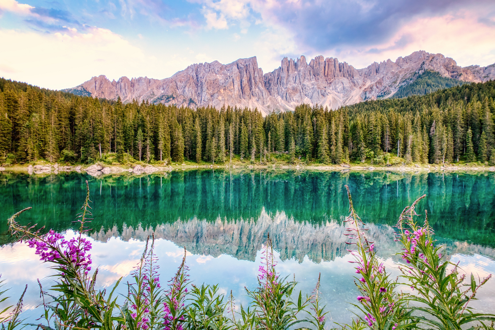 Karersee, ( Lago di Carezza ) mit der Latemargruppe.