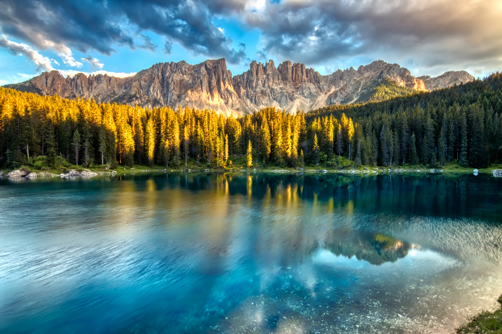 Karersee ( Lago di Carezza ) mit der Latemargruppe.