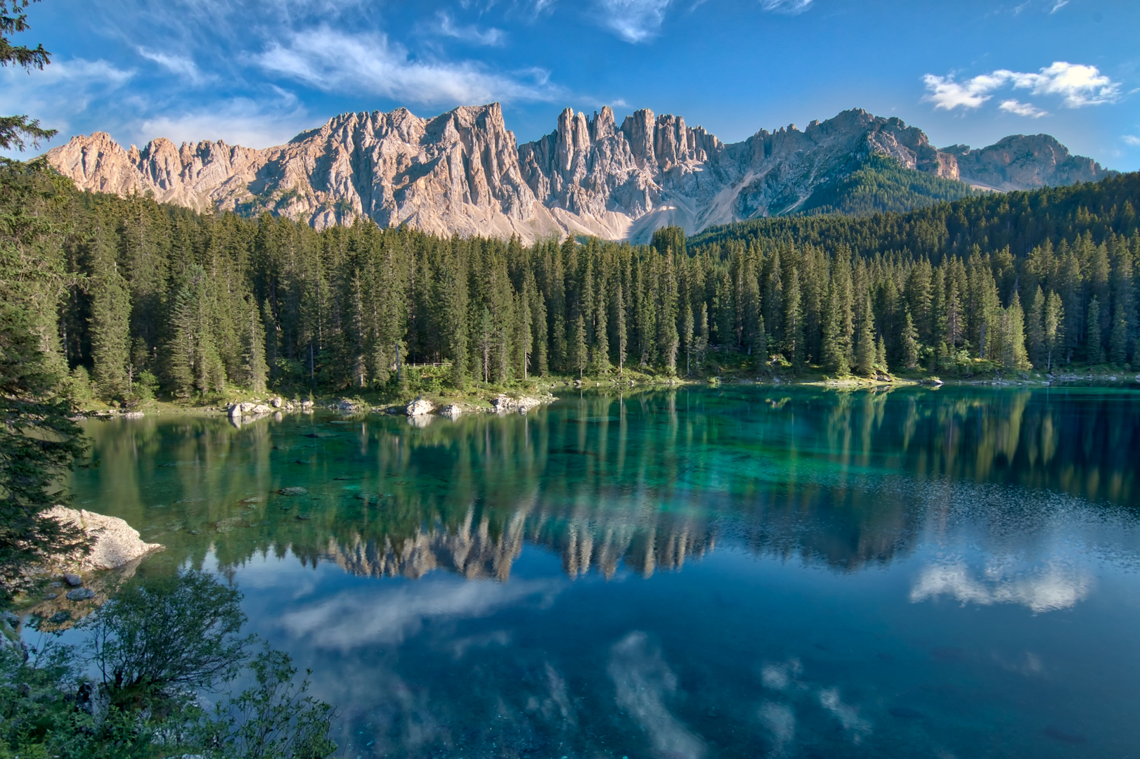 Karersee mit Spiegelung der Latemargruppe.