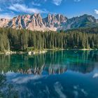 Karersee mit Spiegelung der Latemargruppe.