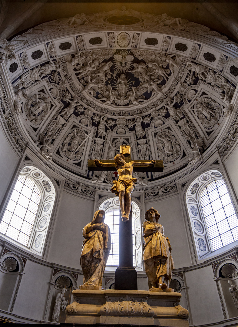 Karfreitag 2024 - Maria und Johannes am Kreuz Jesu im Westchor des Doms zu Trier