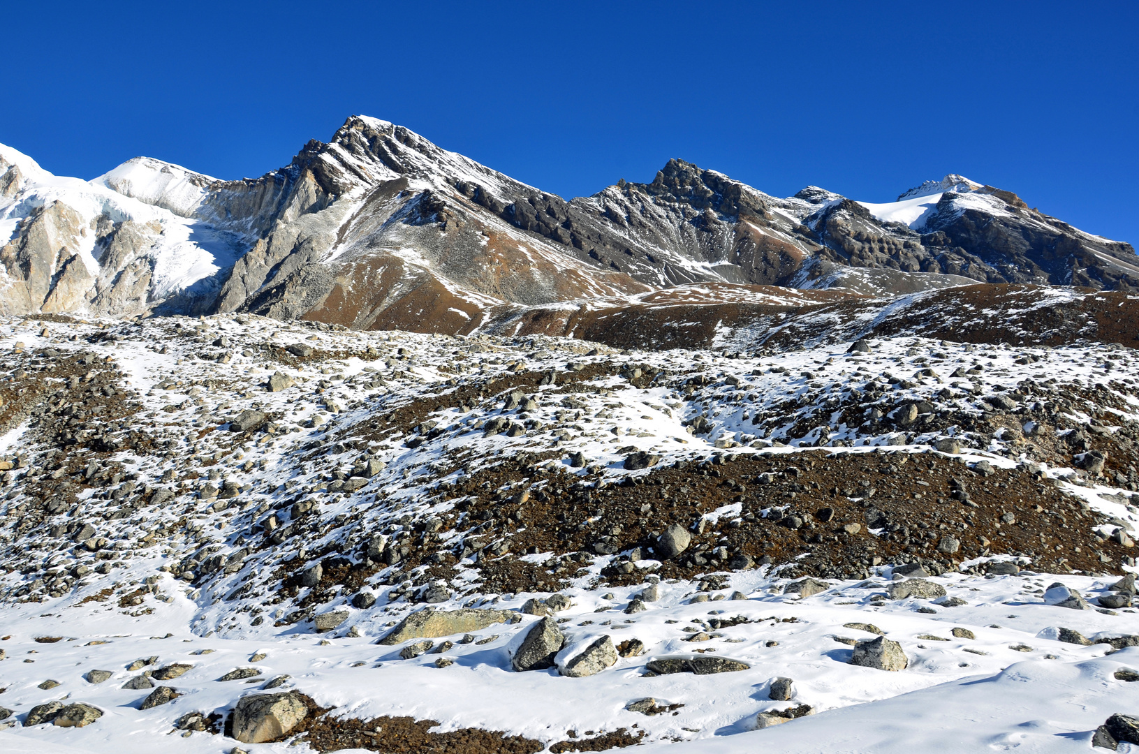 Karge Berglandschaft vor dem Larke Pass auf der Manaslu-Runde