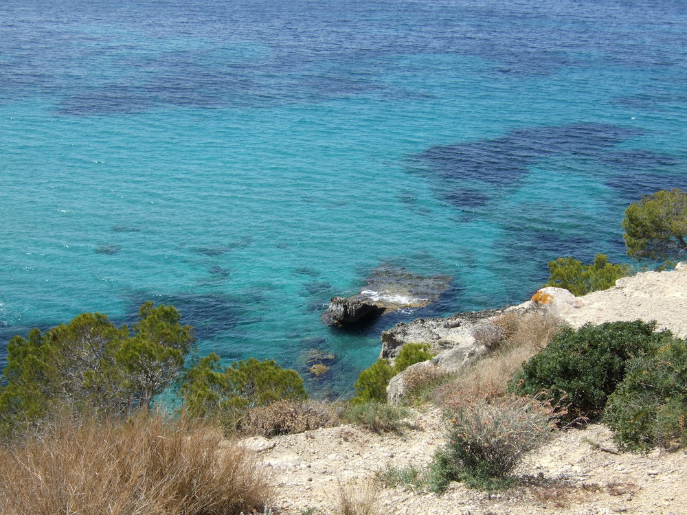 Karge Felsen und türkises Meer