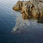 karger Fels reicht ins Wasser/ Kroatien Insel Pag