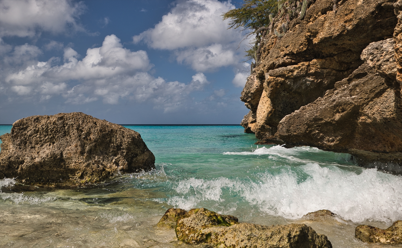 Karibik Curacao Wellengang am Strand