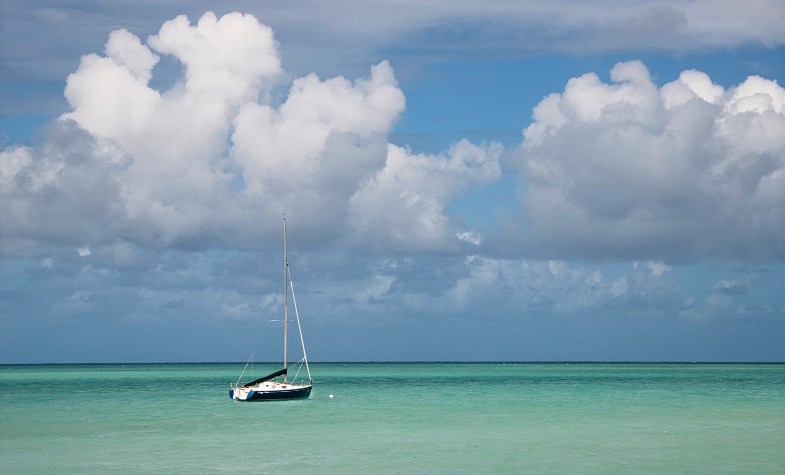 Karibik vor Curacao Boot im Meer