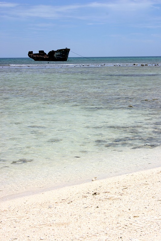 Karibik: Wrack und Strand // Caribbean: wreck and beach