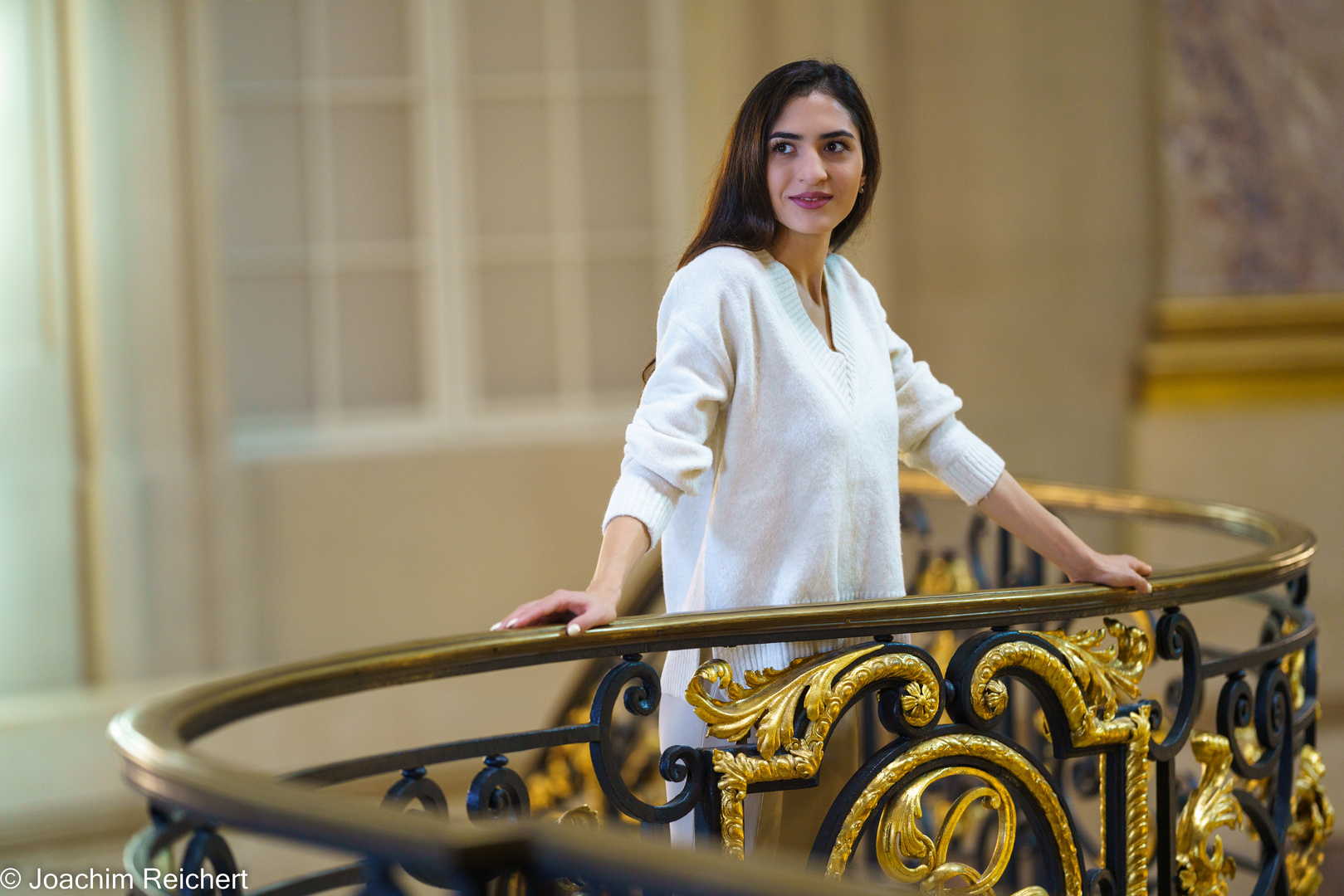 Karina im Foyer des Bodemuseums von Berlin