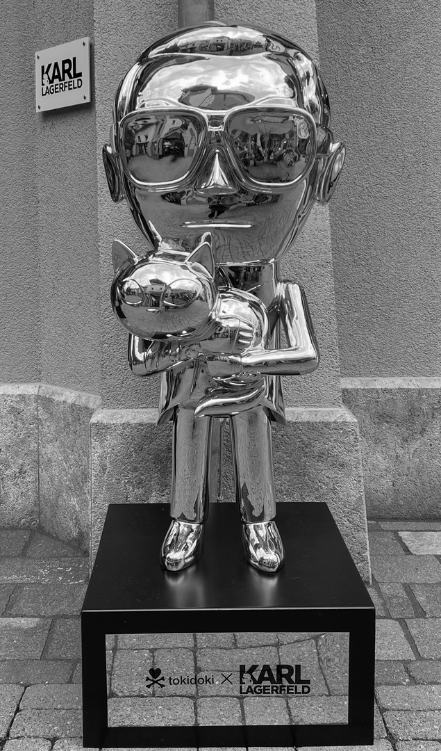 Karl Lagerfeld Statue von vorne