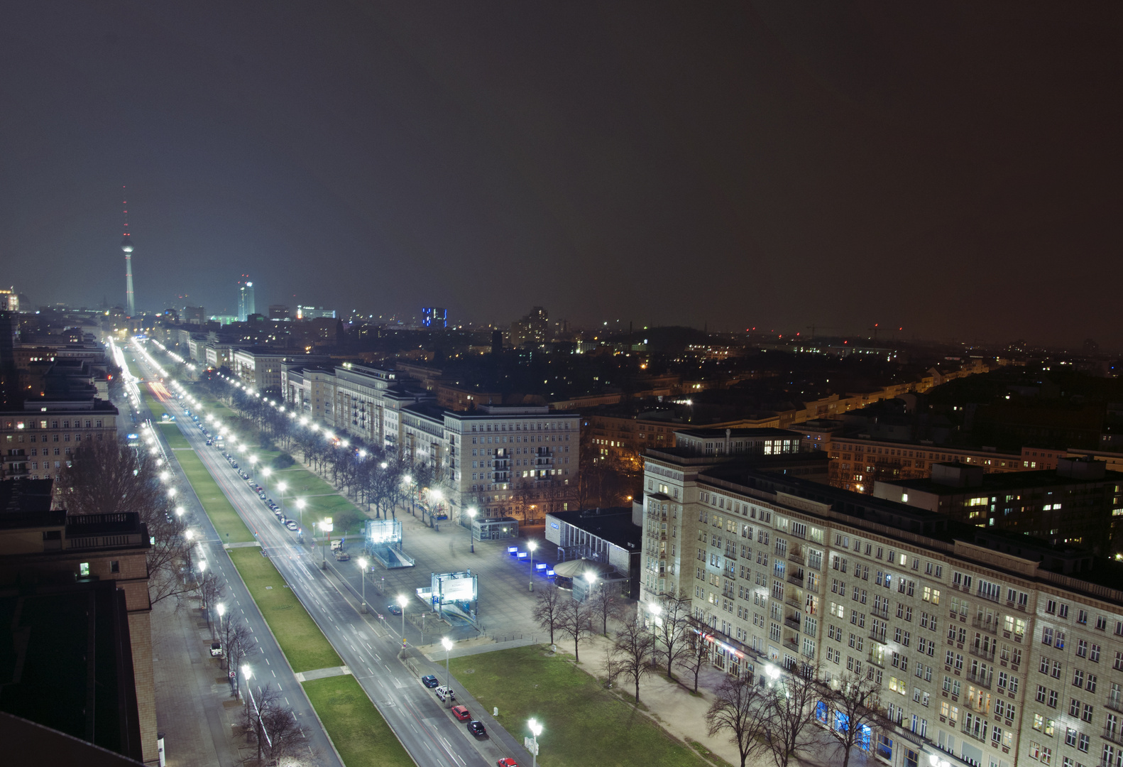 Karl-Marx-Allee am Abend