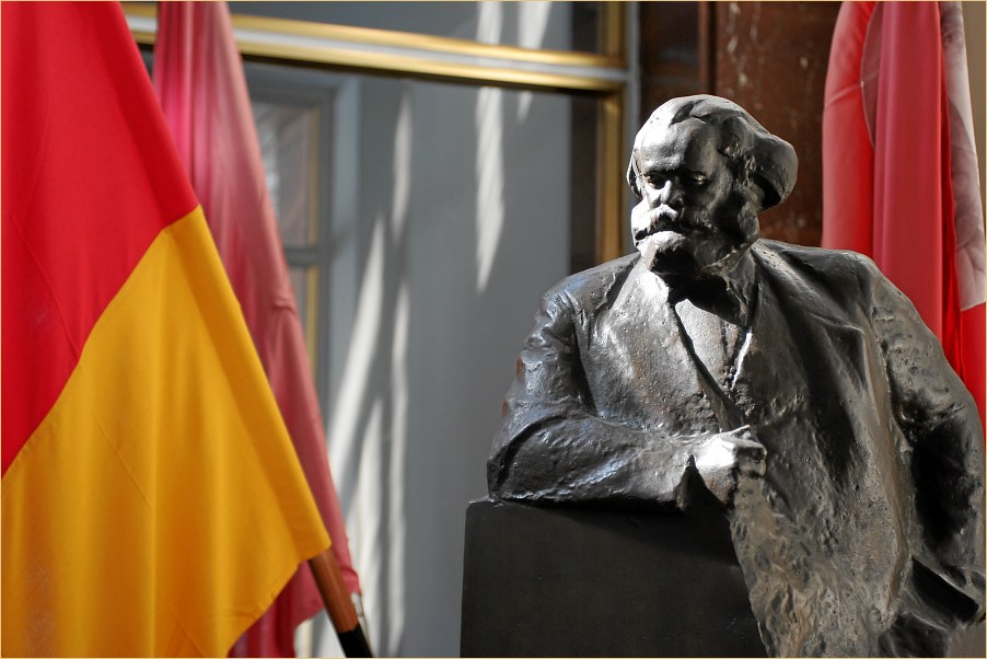 Karl Marx in der Vorhalle des Bösen Foto & Bild | reportage