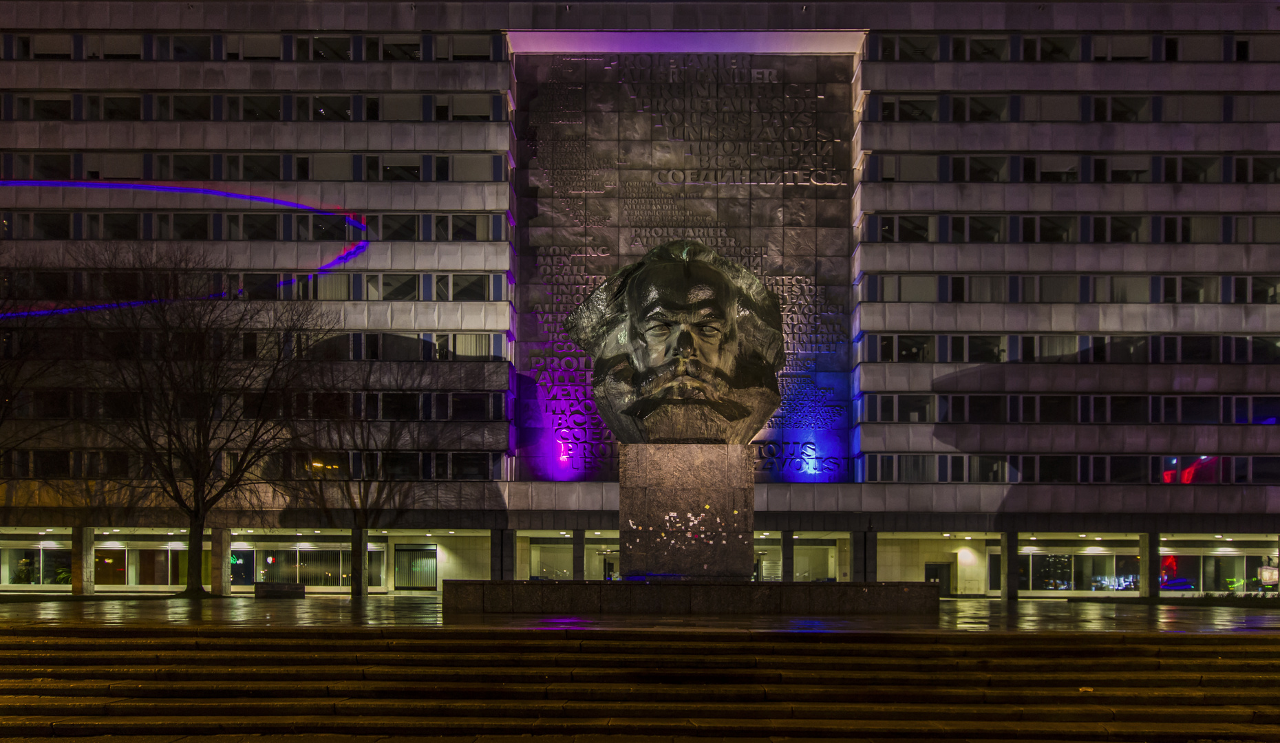 Karl Marx mit Erleuchtung im Regen