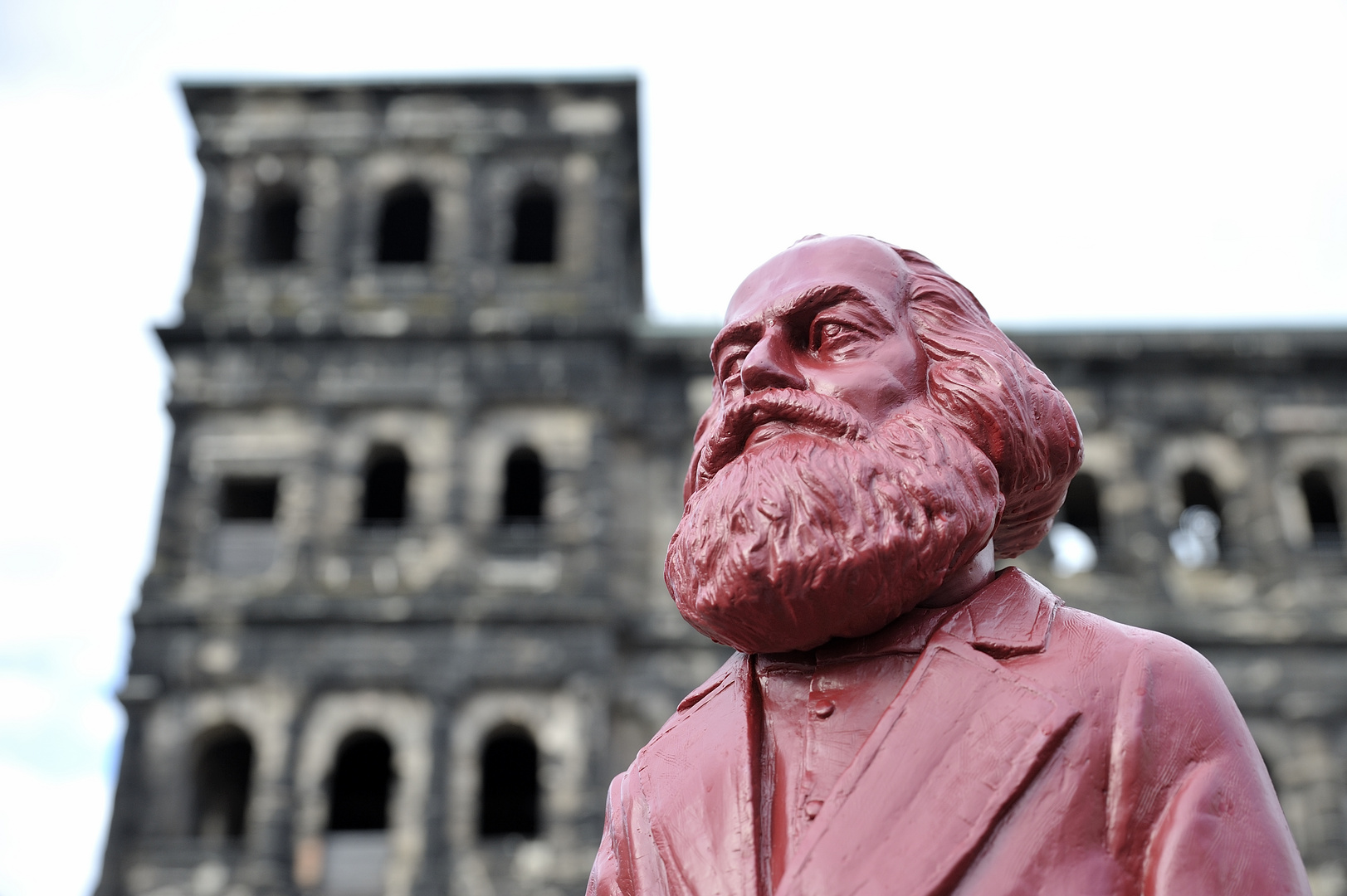 Karl Marx referiert vor der Porta Nigra in Trier