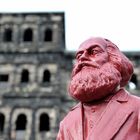 Karl Marx referiert vor der Porta Nigra in Trier