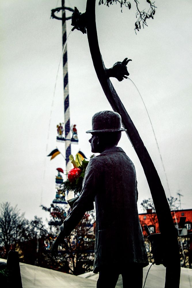 Karl Valentin im Regen Muenchen Viktualenmarkt