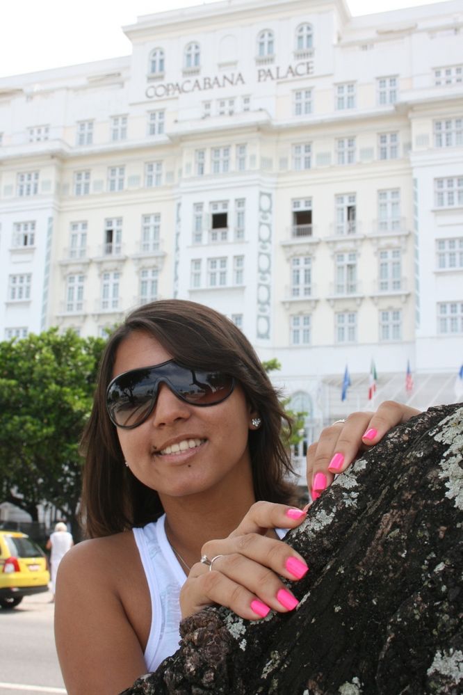 Karla Julliana com o Copacabana Palace Hotel ao fundo
