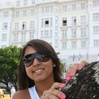 Karla Julliana com o Copacabana Palace Hotel ao fundo