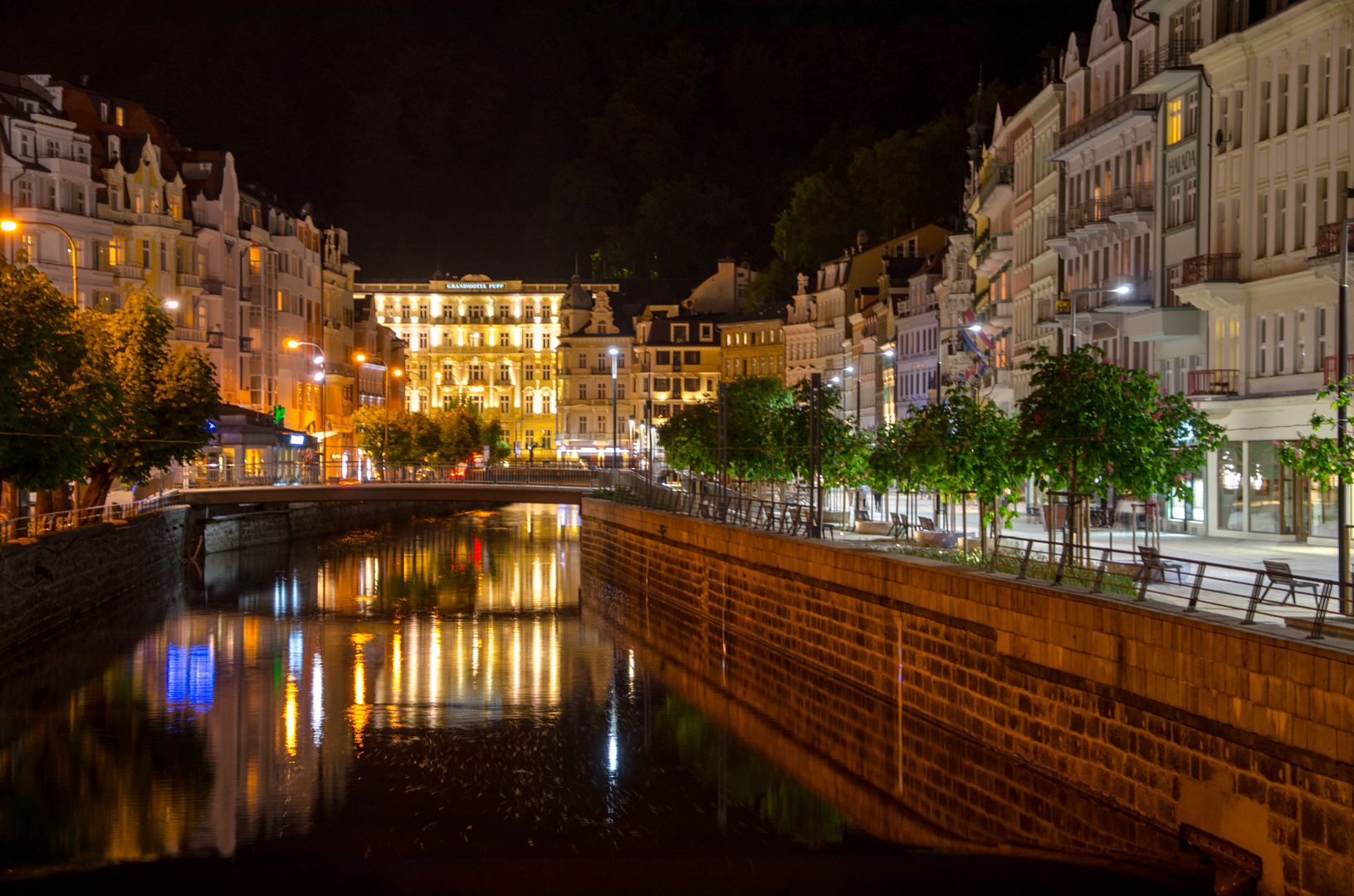 Karlovy Vary bei Nacht