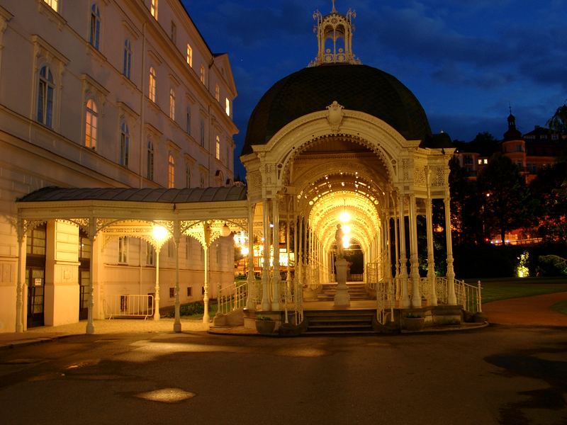 Karlovy Vary / Tschechien bei Nacht