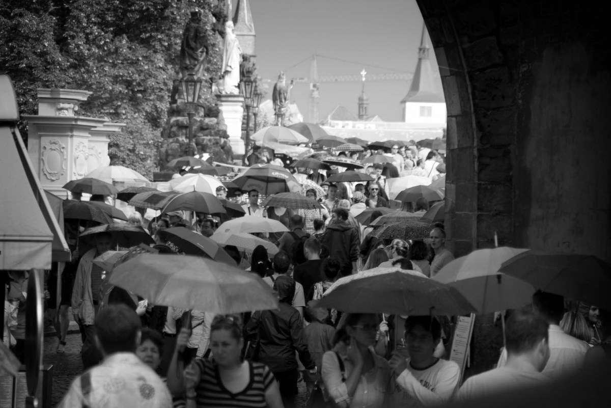 Karlsbrücke bei Sonne und Regen