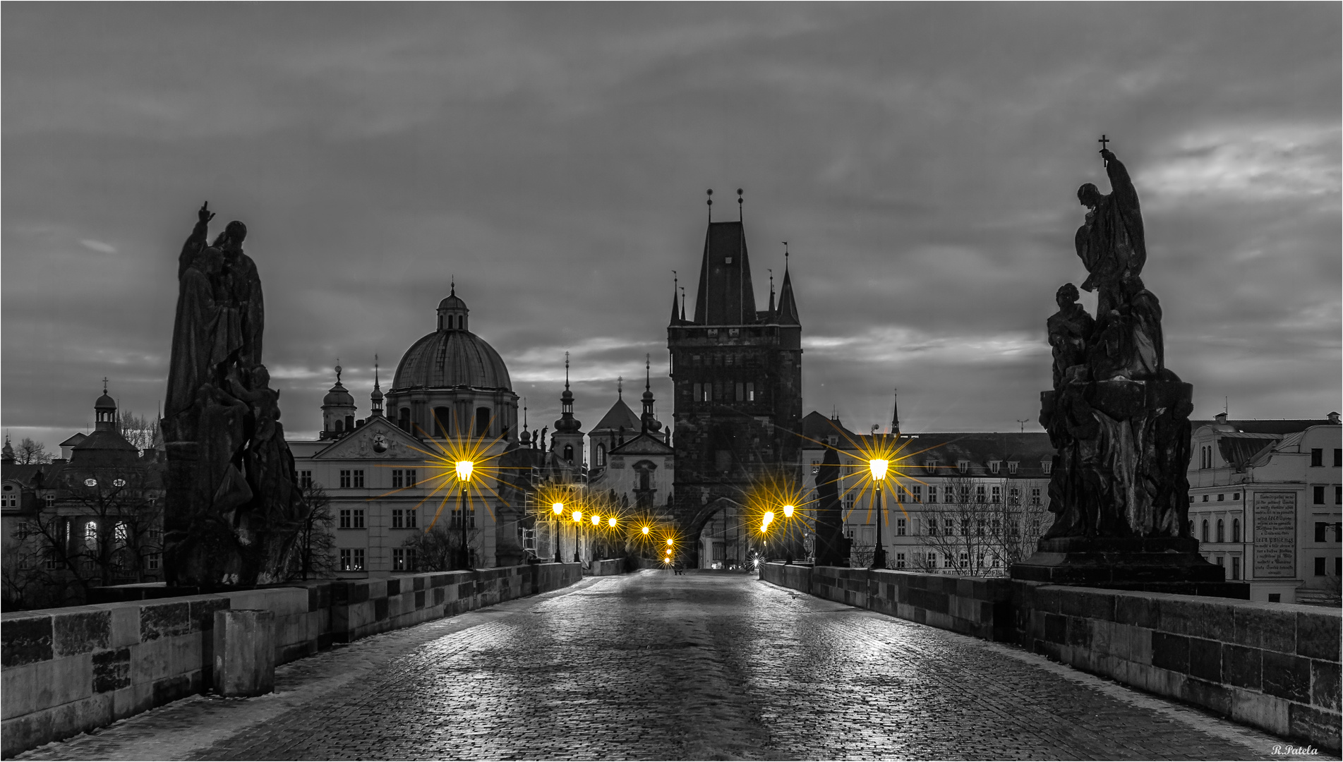 Karlsbrücke im goldenen Schein