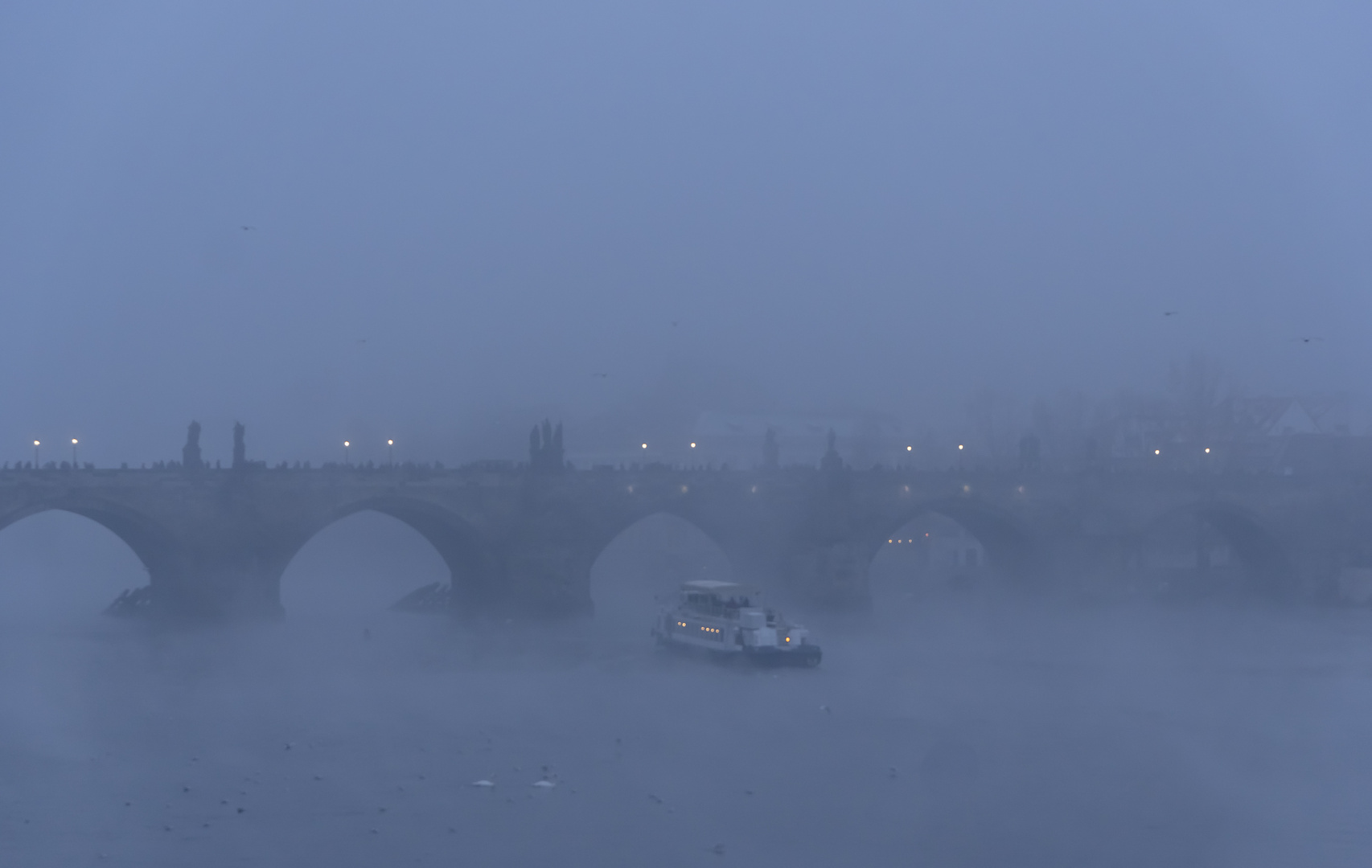 Karlsbrücke in Blau