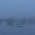 Karlsbrücke in Blau