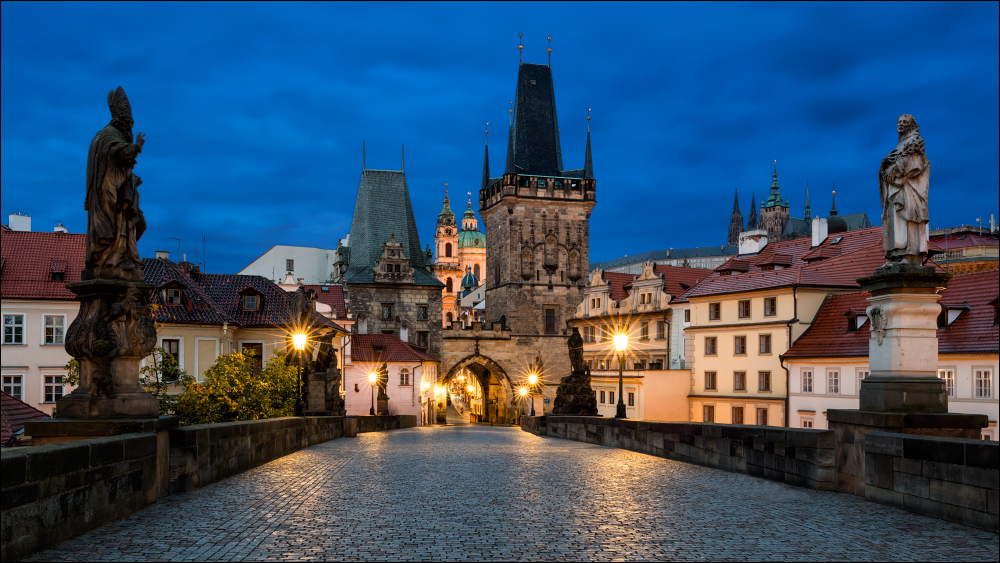 Karlsbrücke in Prag am Morgen