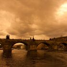 Karlsbrücke in Prag vor einem Gewitter