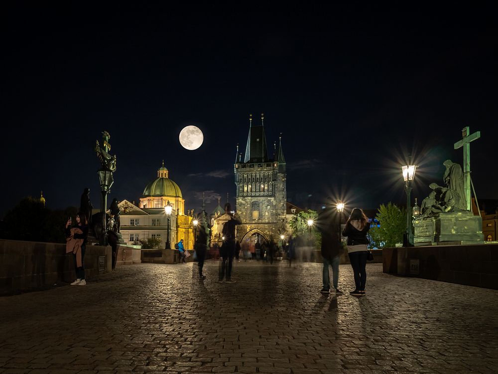 Karlsbrücke mit Altstädter Turm (Prag)