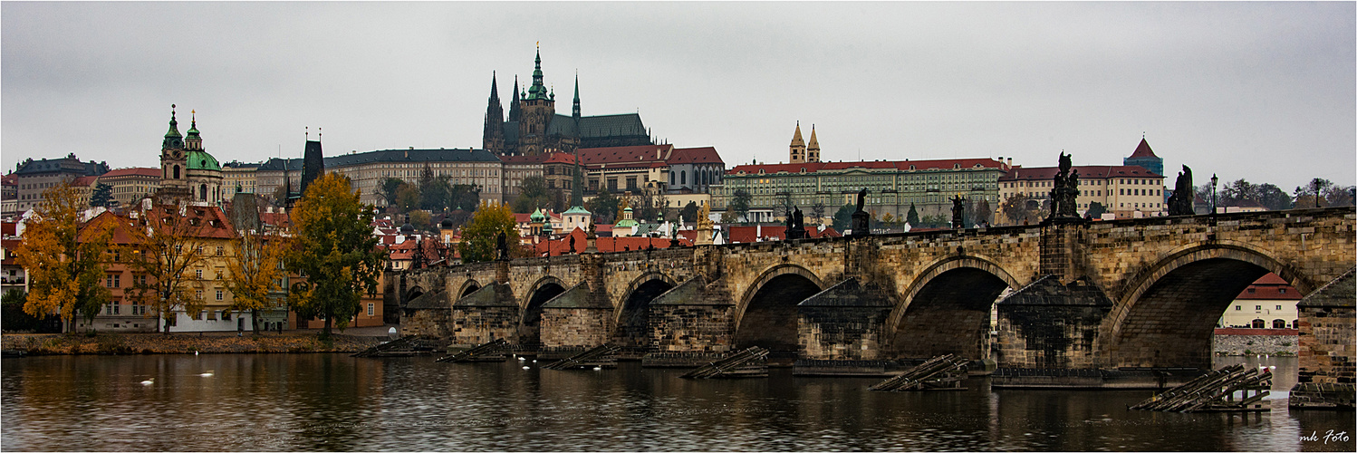 Karlsbrücke mit Hradschin