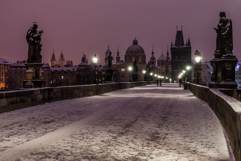 Karlsbrücke mit Schnee