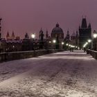 Karlsbrücke mit Schnee