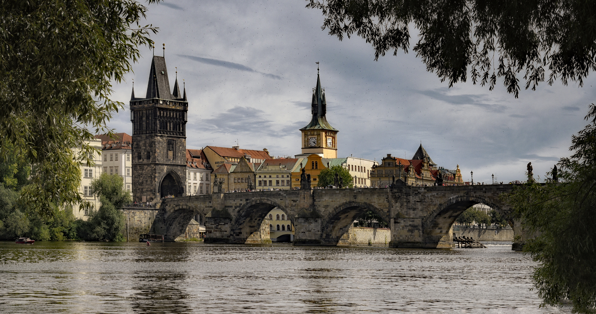 Mit einer fläche von rund 78.000 km² und einer einwohnerzahl von über zehn millionen bürgern ist die tschechische. Tschechien - Karlsbrücke Tschechien 2020 Foto & Bild | antik, fine art ...
