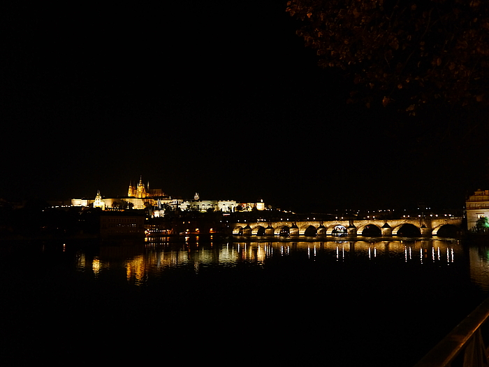 Karlsbrücke und Burg bei Nacht