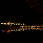 Karlsbrücke und Burg bei Nacht