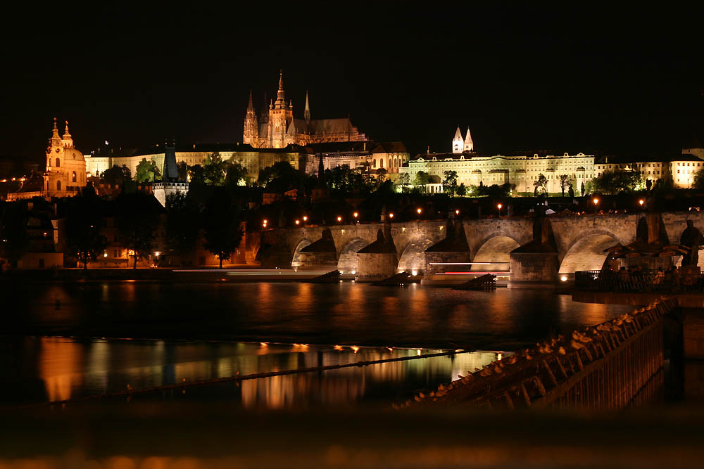 Karlsbrücke und die Prager Burg bei Nacht