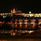 Karlsbrücke und die Prager Burg bei Nacht