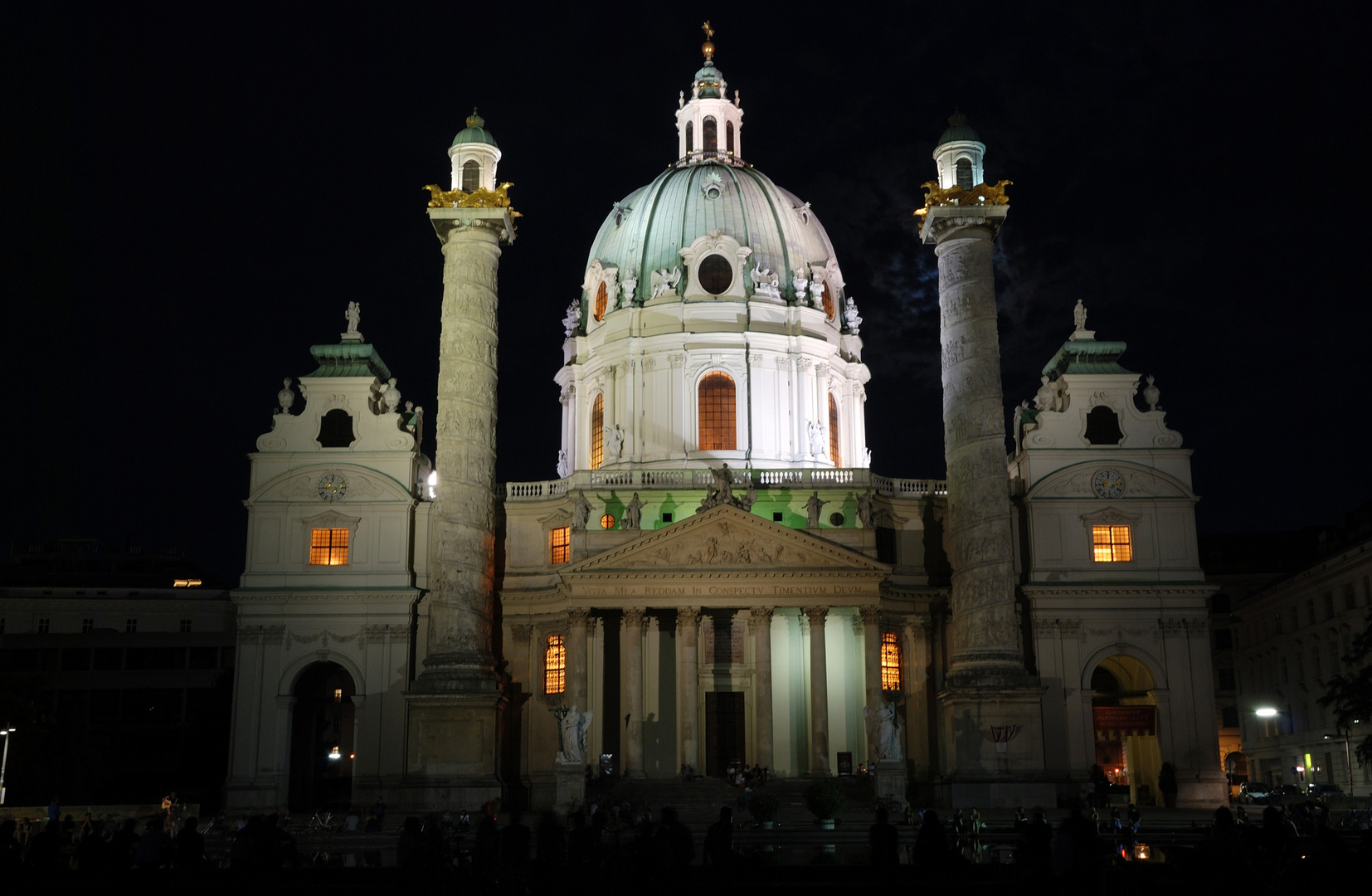 Karlskirche bei Nacht