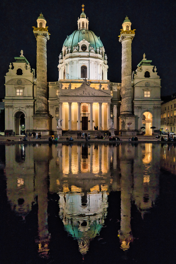 Karlskirche bei Nacht