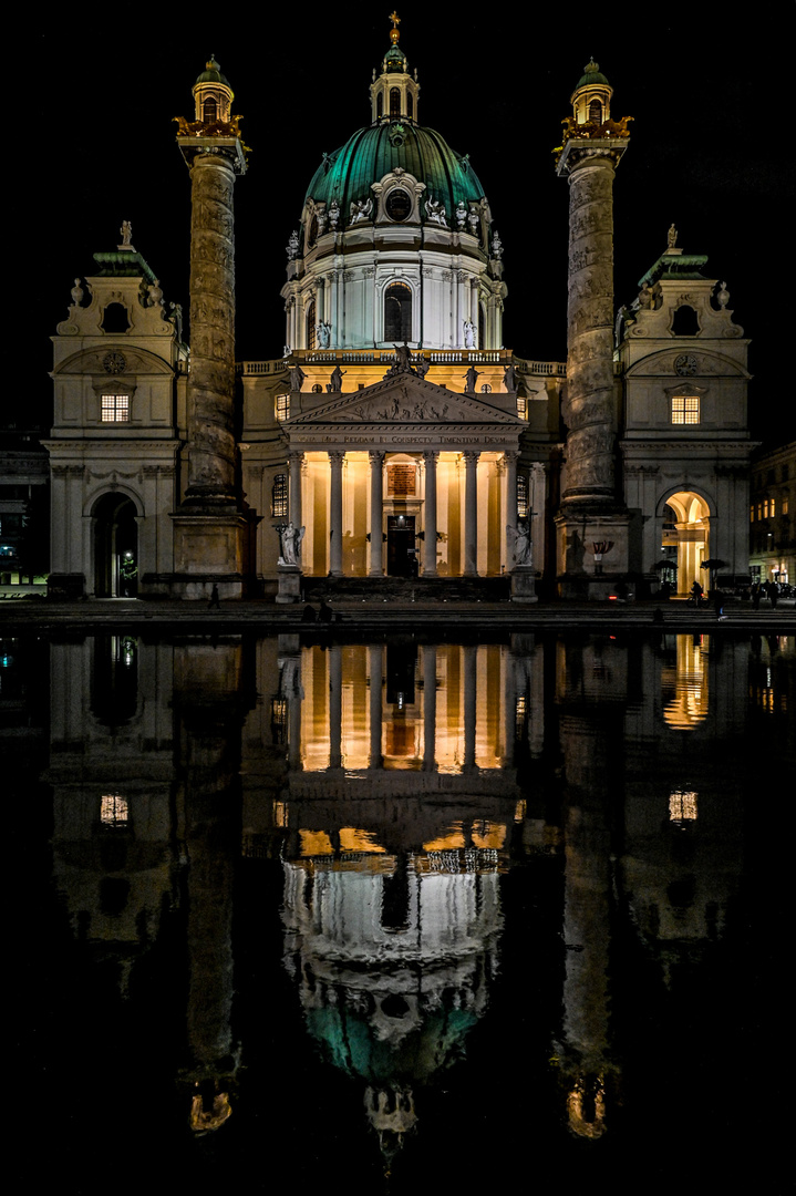 Karlskirche bei Nacht