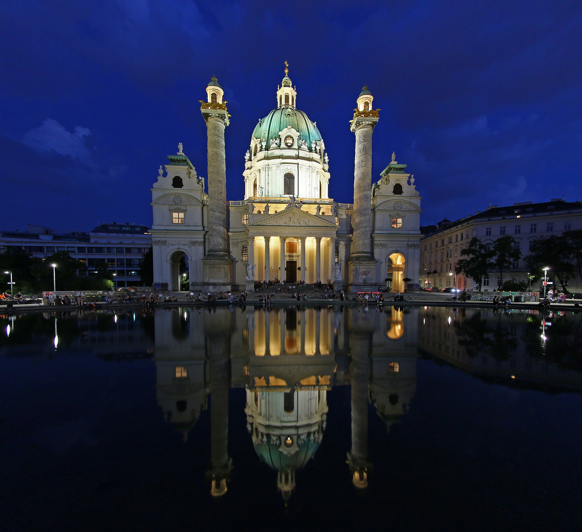 Karlskirche bei Nacht