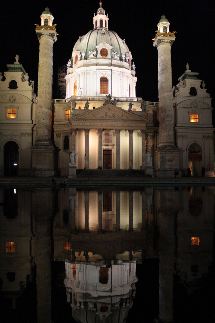 Karlskirche bei Nacht (Wien)