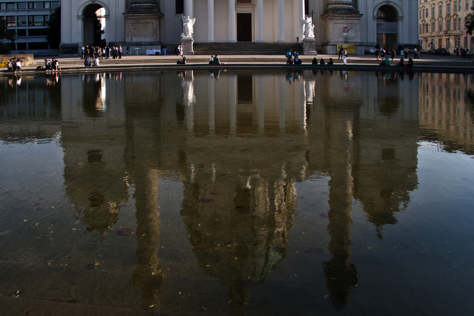 Karlskirche gespiegelt