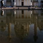 Karlskirche gespiegelt