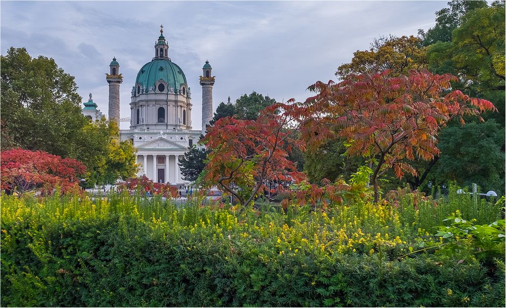 Karlskirche im Herbst