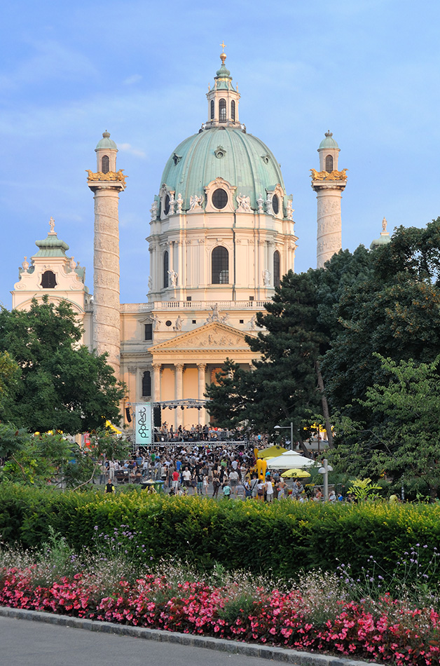 Karlskirche im Sommer