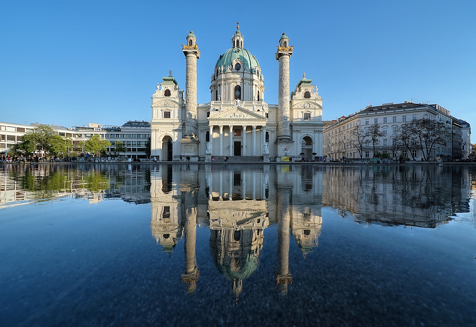 Karlskirche im Spiegel