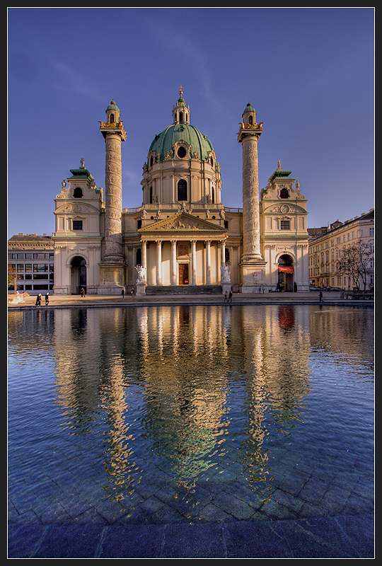 Karlskirche im Spiegel