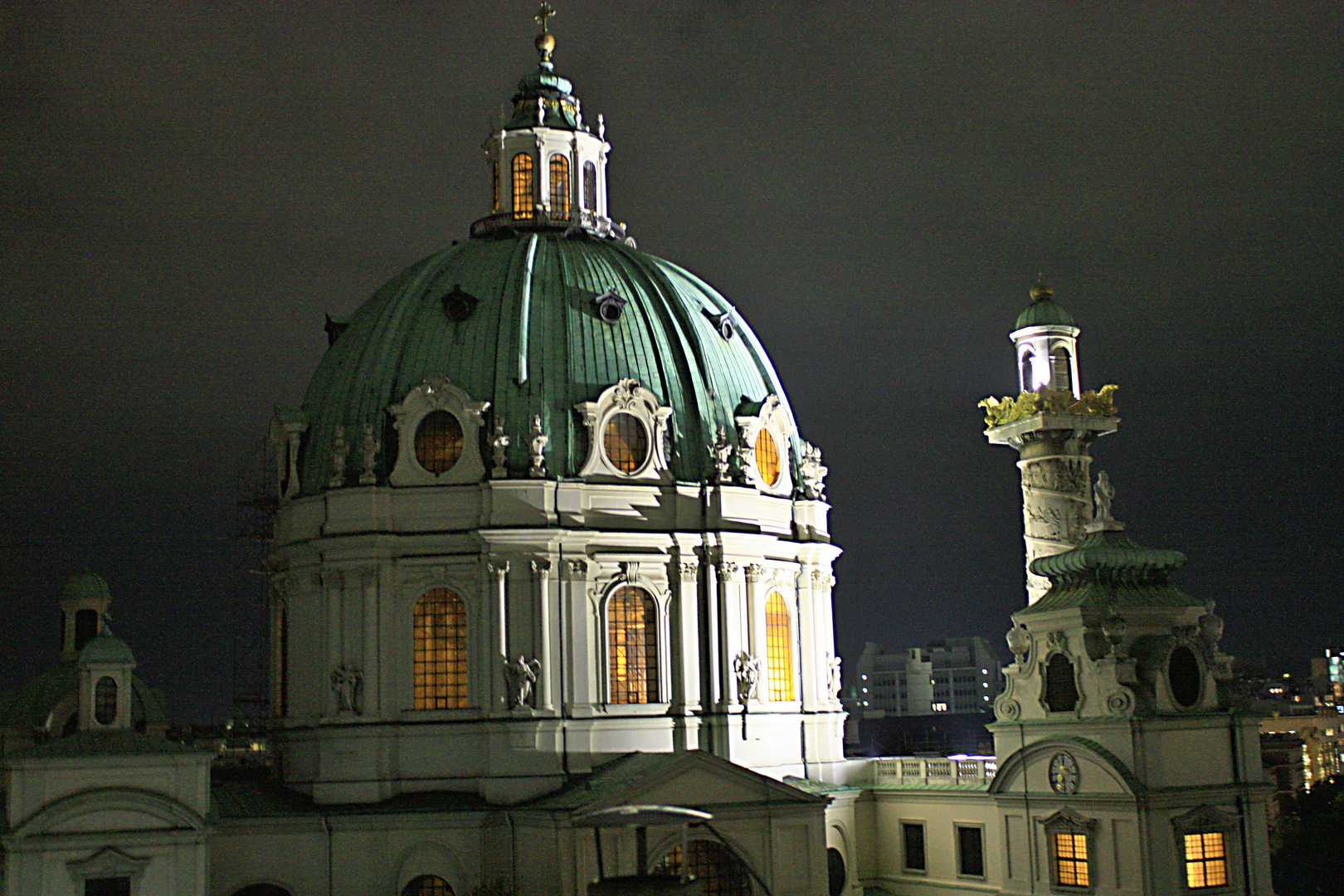 Karlskirche in Wien bei Nacht